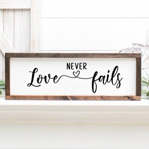 L'amour ne manque jamais SVG, téléchargement immédiat, décoration d'intérieur, citations famille SVG, panneau en bois SVG, famille Svg, fichier de coupe pour Cricut, Silhouette, dxf, eps,