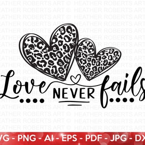 Op de afbeelding: Twee zwarte en witte luipaardprint harten met een klein hartje in het midden. De tekst "Love Never Fails" staat onder de harten.
