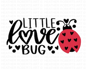 Könnte beinhalten: Schwarzweißgrafik mit dem Text "Little Love Bug" und einem roten Marienkäfer mit schwarzen Punkten und weißen Herzen.