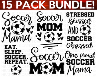 Könnte beinhalten: Ein digitaler Download von 15 schwarzen und weißen SVG-Schnittdateien zum Thema Fußball. Die Designs beinhalten Sätze wie "Fußball-Mama", "Gestresst, gesegnet und fußballverrückt" und "Eine stolze Fußball-Mama".