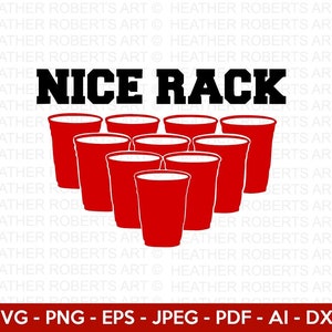 Puede incluir: Vasos de plástico rojos dispuestos en forma de pirámide, con el texto "NICE RACK" encima.