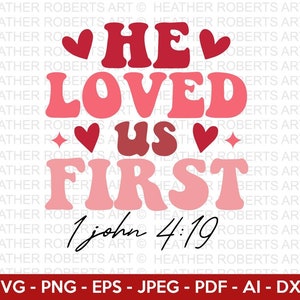 Ele nos amou primeiro Retro Svg, 1 João 4:19 Svg, Retro Valentine Designs svg, Camisas de Dia dos Namorados svg, Cute Valentines svg, Amor, Arquivo de Corte Cricut