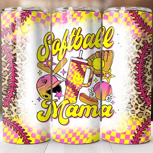 Könnte beinhalten: Ein weißer Becher mit einem rosa-gelben Karomuster. Der Becher hat ein Grafikdesign mit einem Softball, einem Baseballschläger, einem Hotdog, einem Handschuh und einem Getränk. Der Text "Softball Mama" ist in einer Retro-Schrift geschrieben.