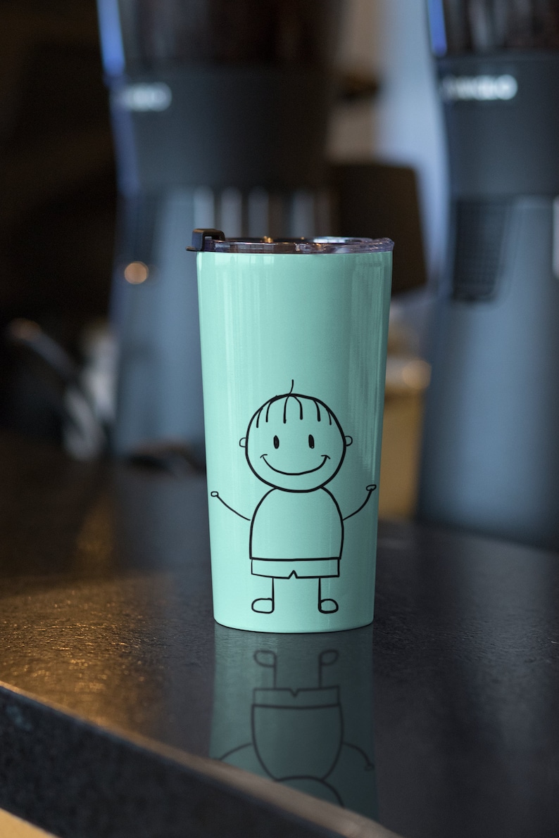 Op de afbeelding: Een lichtgroene roestvrijstalen beker met een zwart-witte illustratie van een lachend stick figure met uitgestrekte armen.