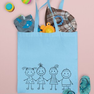 Op de afbeelding: Een lichtblauwe tote bag met vier stokpoppetjes die elkaars hand vasthouden. De tas is gevuld met verschillende items, waaronder een blauwe en grijze broek, een geruite hoed, een blauw en geel speelgoed en een groene en gele bal. Er zijn ook nog een paar andere speelgoedjes verspreid rond de tas.