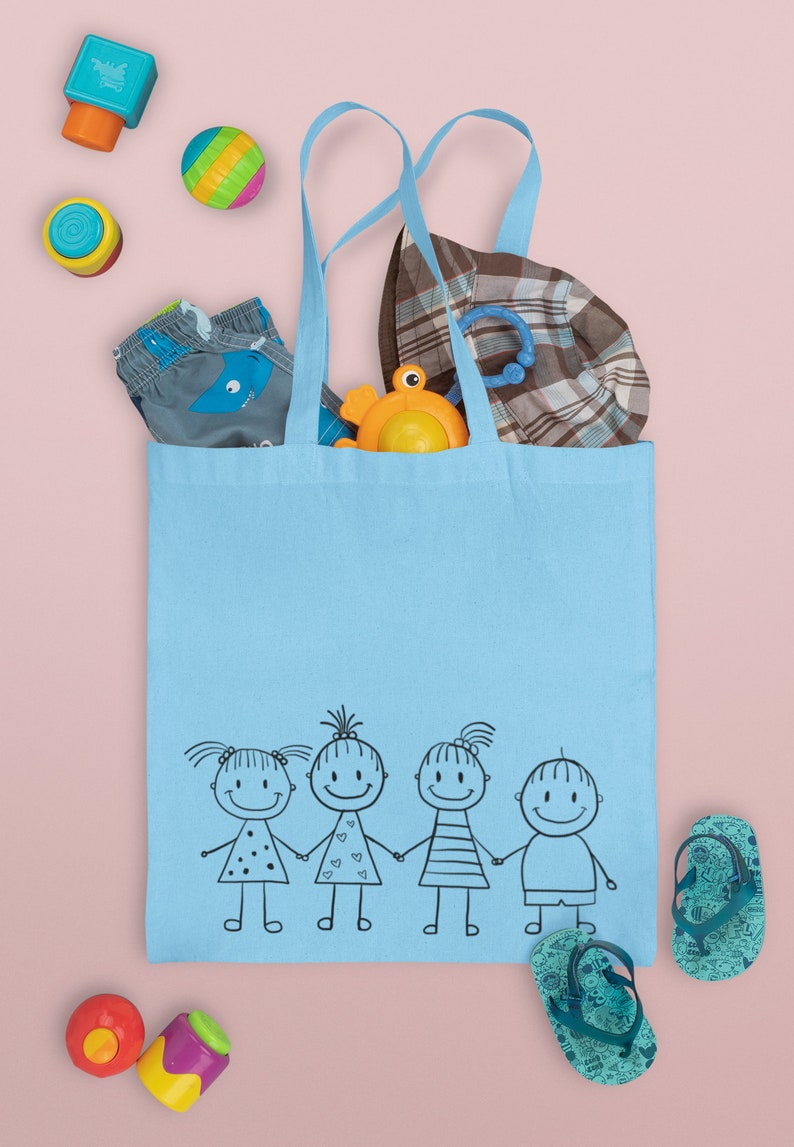 Op de afbeelding: Een lichtblauwe tote bag met vier stokpoppetjes die elkaars hand vasthouden. De tas is gevuld met verschillende items, waaronder een blauwe en grijze broek, een geruite hoed, een blauw en geel speelgoed en een groene en gele bal. Er zijn ook nog een paar andere speelgoedjes verspreid rond de tas.
