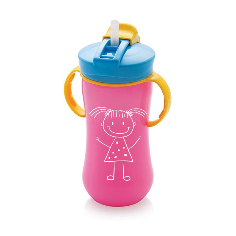 Op de afbeelding: Roze plastic drinkbeker met een blauwe deksel, gele handvatten en een rietje. De beker heeft een wit cartoonmeisje met vlechten op de voorkant.