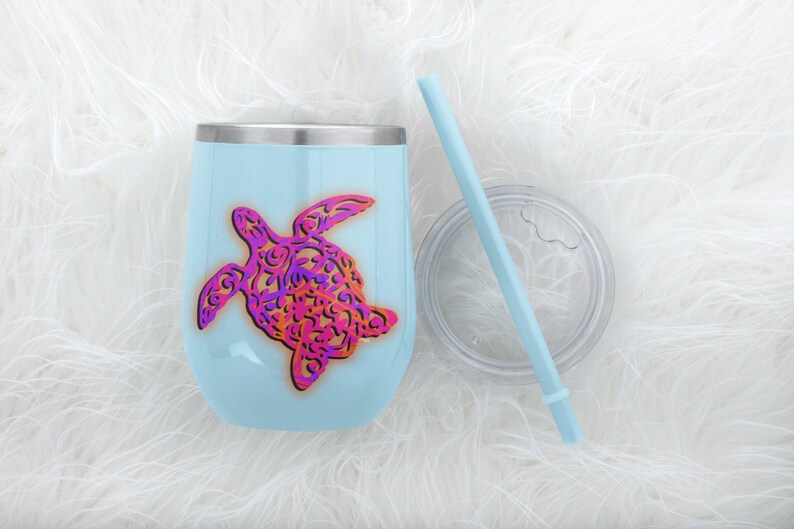 K&ouml;nnte beinhalten: Ein hellblauer Edelstahlbecher mit einem rosafarbenen und orangenfarbenen Muster einer Meeresschildkr&ouml;te. Der Becher wird mit einem durchsichtigen Deckel und einem hellblauen Strohhalm geliefert.