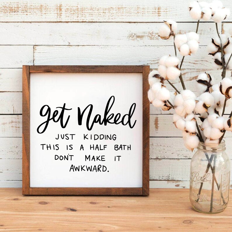 Puede incluir: Un letrero de madera blanco con texto negro que dice "get Naked JUST KIDDING THIS IS A HALF BATH DON'T MAKE IT AWKWARD."