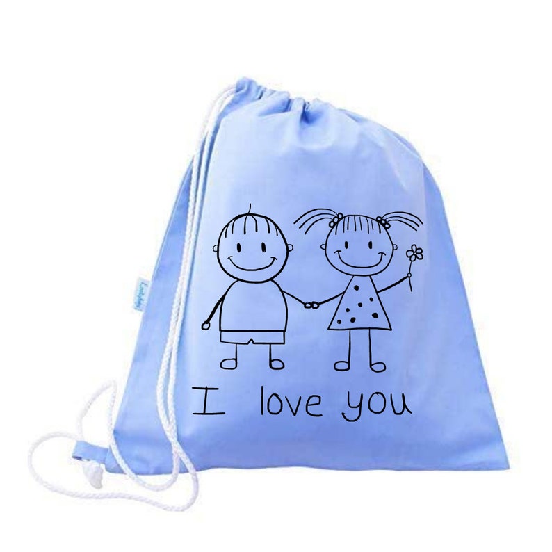Op de afbeelding: Lichtblauwe trekkoordtas met een zwart-witte illustratie van een jongen en een meisje die hand in hand lopen. De tekst "I love you" is onder de illustratie afgedrukt.