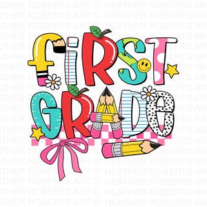 Könnte beinhalten: Buntes Grafikdesign mit den Worten "First Grade" in einer verspielten Schriftart. Die Buchstaben sind mit verschiedenen Mustern verziert, darunter Punkte, Streifen und Karomuster. Außerdem sind Bilder von einem Apfel, einem Bleistift und einem Lineal zu sehen.