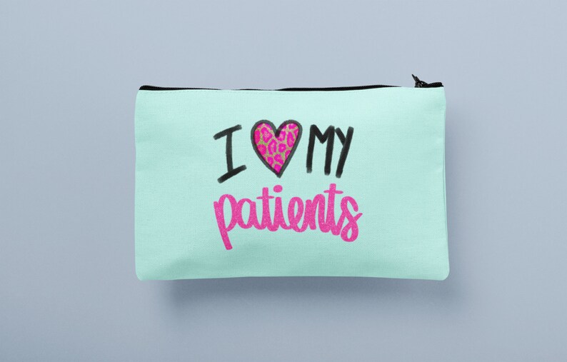 Puede incluir: Una bolsa de cremallera azul claro con el texto "I &hearts; MY patients" en letras negras y rosas. El coraz&oacute;n tiene un estampado de leopardo rosa.