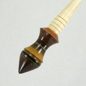 Messingspitze russische Stützspindel, gefärbter Zuckerahorn, Garnspindeln, 32 Gramm