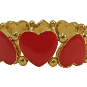 Bracelet extensible en forme de coeur en émail rouge créé avec des perles et des garnitures en émail rouge et dorés. Les breloques cœurs rouges font tout le tour du bracelet. image 1