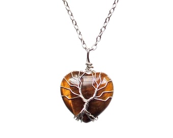 Collana con ciondolo cuore albero della vita con pietra cuore occhio di tigre marrone e un albero della vita avvolto attorno ad esso.