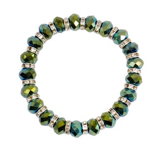 Bracelet extensible en perles de verre de couleur verte avec des perles d&#39;espacement en cristal. Toutes les perles de verre vertes de forme rondelle.