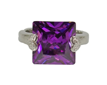 Anello alla moda viola realizzato con una pietra di zirconia cubica a taglio quadrato e con griffe in argento su ciascun lato con piccoli disegni a cuore su di essi Misura 7