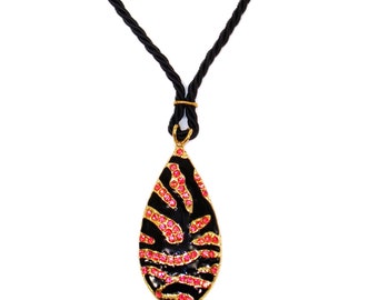 Collana con pendente a goccia con stampa animalier, realizzata con cristalli rosa e smalto nero, sospesa a un cordino in tessuto nero.