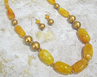 Gelb und Gold Perlen Halskette und Ohrringe set mit Kristallen & mit gelbem Marmor Look Finish in langer organischer Form Acrylperlen gestaltet
