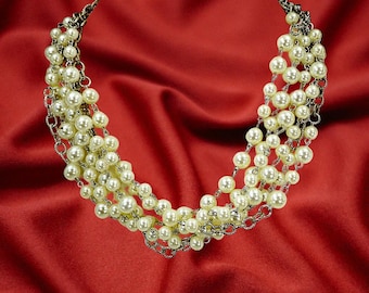 Collana da donna a più fili di perle bianche, elegante e formale, placcata in argento, con 6 file di perle bianche.