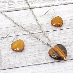 Brown tiger&#39;s eye genuine stone heart pendant necklace and earring set. Tigers eye stone heart fashion jewelry pendant and earring set.