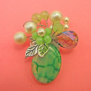 Grüne echte Stein Blume Anstecknadel Brosche mit Perlen und Glasperlen befestigt und von Hand Draht gewickelt.