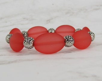 Pulsera elástica de cuentas rojas y plateadas con acabado rojo esmerilado y acabado plateado antiguo