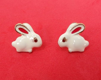Pendientes de conejito en esmalte blanco, esmalte rosa y ojos de cristal rosa. Pendientes pequeños de conejito.