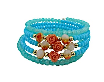 Bracciale a spirale con perline di vetro color turchese, rose rosa e crema. Bracciale a spirale con rose di fiori.