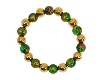 Bracciale elastico con perline di vetro verde e oro, realizzato con perline di vetro dipinte di verde e con perline interamente placcate in oro.
