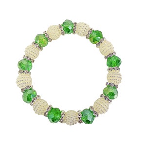 Bracelet extensible en perles de verre vertes avec cristaux et perles blanches. Il est composé de perles de verre vertes facettées et de fausses perles blanches.
