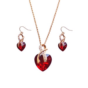 Conjunto de collar y aretes con colgante de corazón grande de cristal rojo y cristales transparentes. Conjunto de collar y aretes llamativos con forma de corazón.
