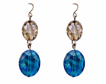 Orecchini con doppie perle di vetro ovali color acquamarina e grigio, unite tra loro. Orecchini alla moda.