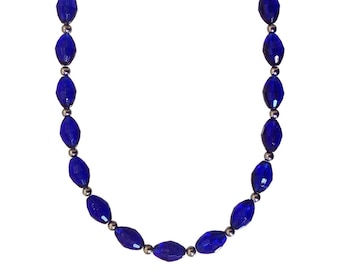 Collana alla moda con perline blu e argento, realizzata con perline blu a forma di tubo mescolate a perline placcate in argento lucido.