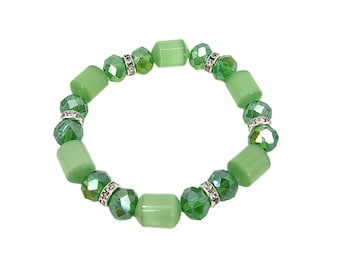 Bracelet extensible en verre vert et oeil de chat vert créé avec des perles intercalaires transparentes.  Bracelet vert et oeil de chat.