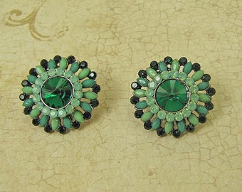 Grandi orecchini rotondi in cristallo verde, realizzati con un mix di cristalli verde chiaro e verde scuro. Orecchini rotondi a bottone in cristallo verde.