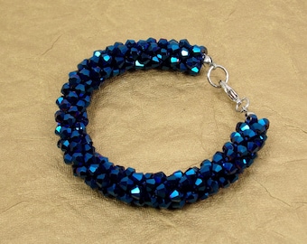 Bracelet en perles de verre bleu scintillant composé de toutes les perles de verre bleues facettées enfilées à la main pour un effet de corde épaisse. 7,25 pouces