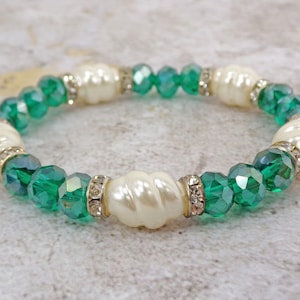 Green and white beaded stretch bracelet with green facet cut glass beads, white swirl beads, crystal spacer beads. Fashion beaded bracelet
