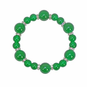 Bracelet extensible en perles de verre vert avec des perles intercalaires en cristal. Bracelet bijou pour femme en verre vert et cristal.