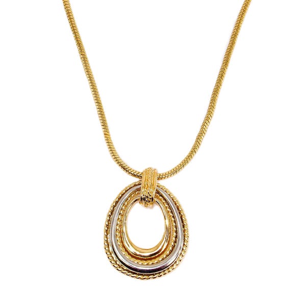 Collar colgante grande de color plata brillante y dorado en forma de lágrima en plata brillante con un diseño de cuerda dorada a su alrededor.