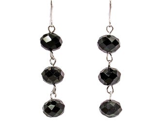 Pendientes de cuentas de vidrio negro hechos con tres cuentas de vidrio en forma de rondelle unidas a mano. 1,56" de largo.