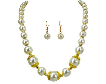 Collana e orecchini in perle di vetro bianche con perline dorate e perle da 8 mm a 14 mm, un set di gioielli di perle elegante e senza tempo.