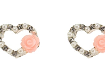 Boucles d’oreilles en cœur précieux conçues avec des cristaux, des perles d’imitation blanches et une rose en résine rose.  Boucles d’oreilles en cœur de perle.