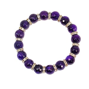 Dunkelviolettes Amethyst Perlen Stretch Armband mit Kristall Perlen.  Rundes lila Stein Mode Armband.