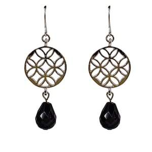 Boucles d&#39;oreilles noires et argentées composées d&#39;un médaillon rond ouvert et d&#39;une larme en verre noir.