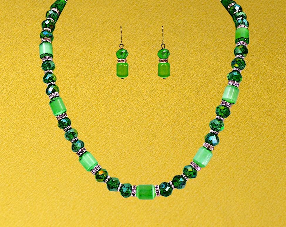 Orecchini Pendenti In Vetro Verde E Argento, Lunghi 55 Mm, Con Perline Metalliche. Design Casual, Elegante, Placcato Argento. Perfetti Per Cocktail Party, Teatro O Uso Quotidiano. Chiusura A Amo.