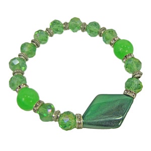 Bracelet extensible en perles de verre vert conçu avec des perles de verre taillées à facettes vertes, de grandes perles de verre à finition lisse et des perles d&#39;espacement en cristal