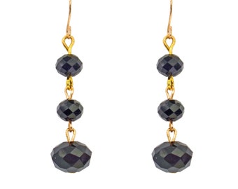 Pendientes de cuentas de vidrio negro hechos con tres cuentas de vidrio en forma de rondelle unidas a mano.