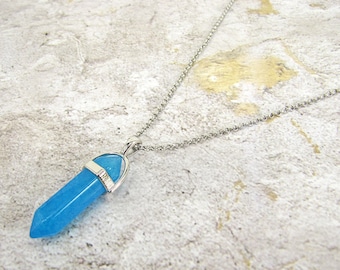 Halsband med hänge i aquablått kvartssten i försilvrad infattning. Hänge i blått sten.