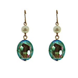Orecchini con perle di vetro verde e perle bianche, realizzati con una perla di vetro verde ovale sfaccettata e una perla di acrilico bianco lucido.